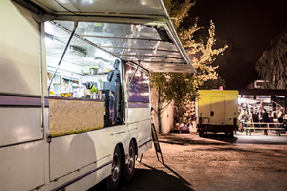 Ein Foodtruck wartet nachts bei einer Veranstaltung auf seine Kunden.