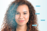 Bei einer jungen Frau wird ein Gesichtsscan mit biometrischer Technologie durchgeführt.