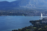 Luftbild des Genfersees mit Blick auf Genf und den Jet d'eau.