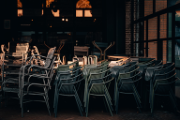 Übereinander gestapelte Stühle in einem leeren Restaurant.