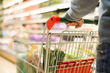 Eine Person kauft in einem Supermarkt ein.