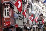 Eine Strasse in Zürich, mit Schweizerflaggen geschmückt.
