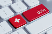 Eine Tastatur enthält eine Taste mit einer Schweizerflagge und daneben eine mit dem Aufdruck "Data".