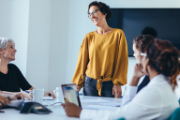 Frauen bei einer Arbeitsbesprechung.