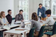 Sechs Personen bei einem Meeting.