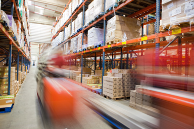 Ein Industrielager mit Regalen, die mit verpackten Waren gefüllt sind.