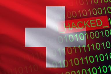 Die Schweizerflagge mit einem binären System und dem Wort HACKED in grüner Schrift