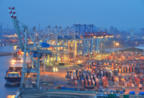 Ein Frachthafen mit sehr vielen Containern.