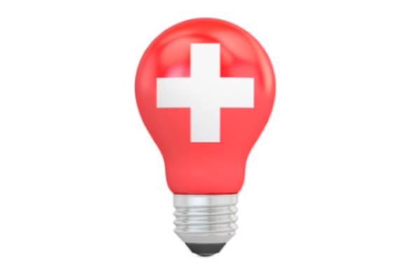 Eine rote Glühbirne mit einem Schweizerkreuz.
