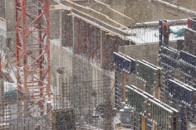 Un chantier d’immeubles sous la neige.
