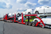 Des voitures neuves transportées sur un camion.