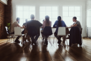 Des collaborateurs assis autour d’une table de réunion.