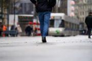 Un homme marche dans la rue.