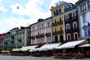 Les terrasses et immeubles colorés de la Piazza Grande à Locarno.