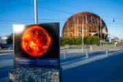 Vue d’une affiche du soleil et du bâtiment rond du CERN.