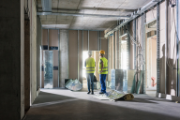 Deux employés dans le chantier d'un bâtiment.