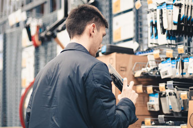 Un homme dans un magasin de produits informatiques.