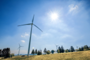 Des éoliennes en pleine nature.