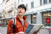 Un homme consulte une carte en pleine rue