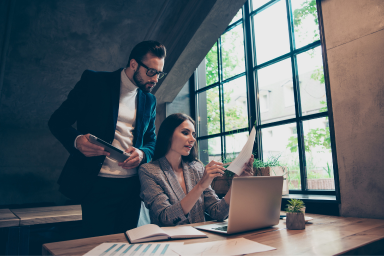 Un homme et une femme consultent un document professionnel