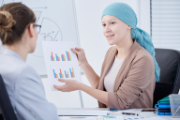 Une femme atteinte d’un cancer participe à un meeting de travail.