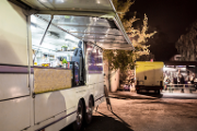 La nuit, un food-truck attend ses clients lors d’un événement.