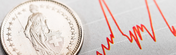 Une pièce de monnaie suisse, en arrière plan un graphique de cours de bourse.