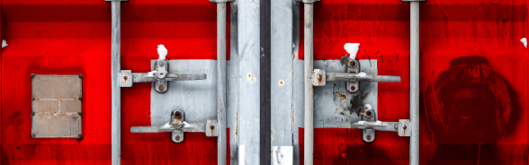 La porte fermée d'un container de marchandises.