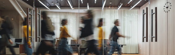 Des hommes et des femmes se déplacent dans un bureau.