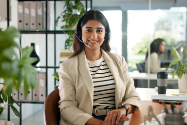 Una donna che lavora in un call center