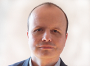 Ritratto di Mathieu Simonin, analista per la centrale federale per la sicurezza dell'informazione MELANI.