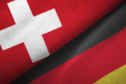 Una bandiera svizzera e una bandiera tedesca affiancate.