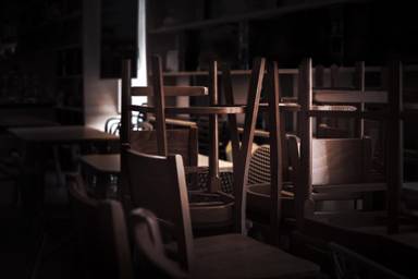 Un ristorante vuoto.