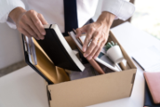 Una persona costretta a lasciare il posto di lavoro raduna i suoi effetti personali in una scatola.