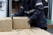 Une personne charge des colis dans un camion.