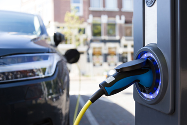 Un’automobile ricarica la sua batteria elettrica a una stazione di ricarica.