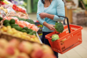 Una donna fa la spesa in un supermercato.