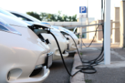 Tre auto elettriche ricaricano le loro batterie.