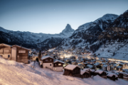 Un paesaggio invernale con degli chalet ai piedi del Cervino.