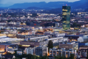 Una vista notturna della città di Zurigo.