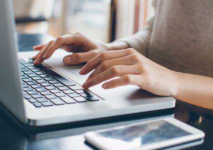 Mani su una tastiera di computer