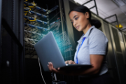 Una donna con un computer in un centro dati