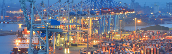 Un porto mercantile con molti container.