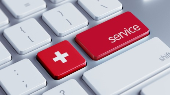 Dettaglio di una tastiera del computer raffigurante due tasti rossi uno di fianco all'altro, uno con una croce svizzera e uno con scritto "service". 